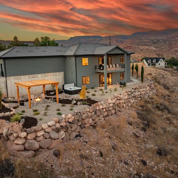 Cliffside Modern Villa ~ Hot Tub/Stunning Views - Image 1